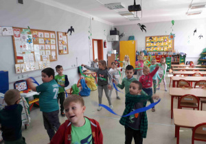 Dzieci tańczą z wstążkami